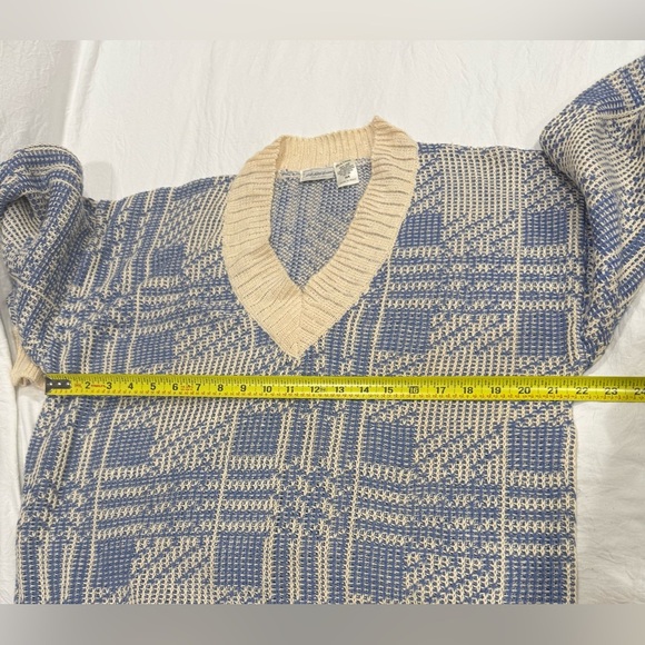 Saks Fifth Avenue V-Neck Sweater in Blue and Cream - Picture 8 of 9